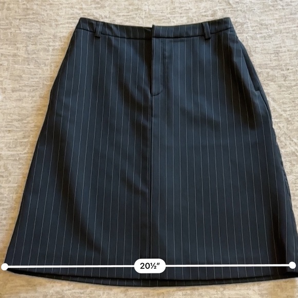 Banana Republic Factory BLACK pinstripe pencil skirt lined inside - Size 6 - Picture 9 of 9